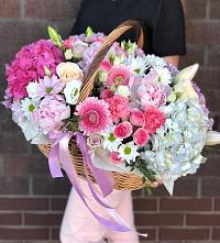 Цветочная композиция из Розы, Хризантемы, Пионы и Лизиантусы в корзине в Старой Меловой