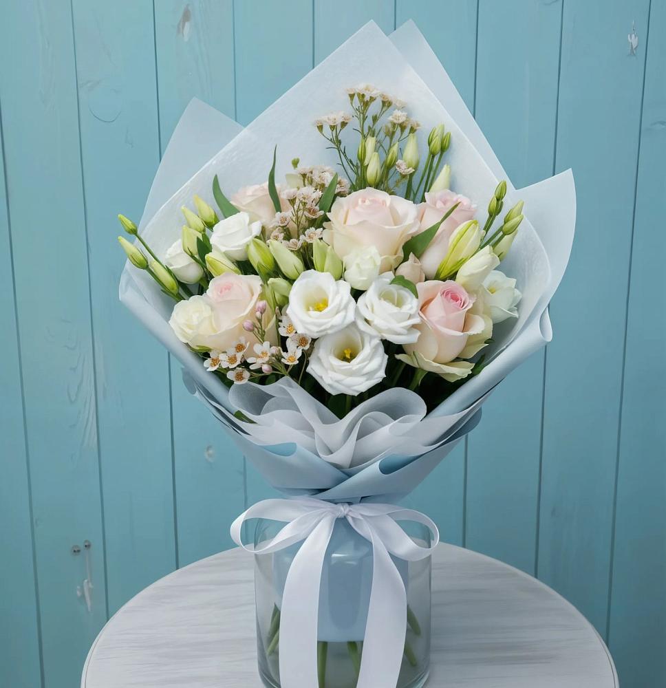 Букет цветов из: Розы и Лизиантусы в Старой Меловой