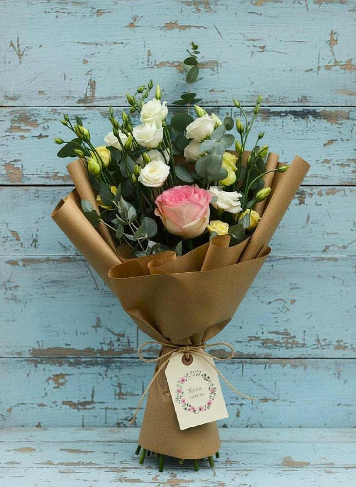 Букет цветов из: Розы и Лизиантусы в Старой Меловой