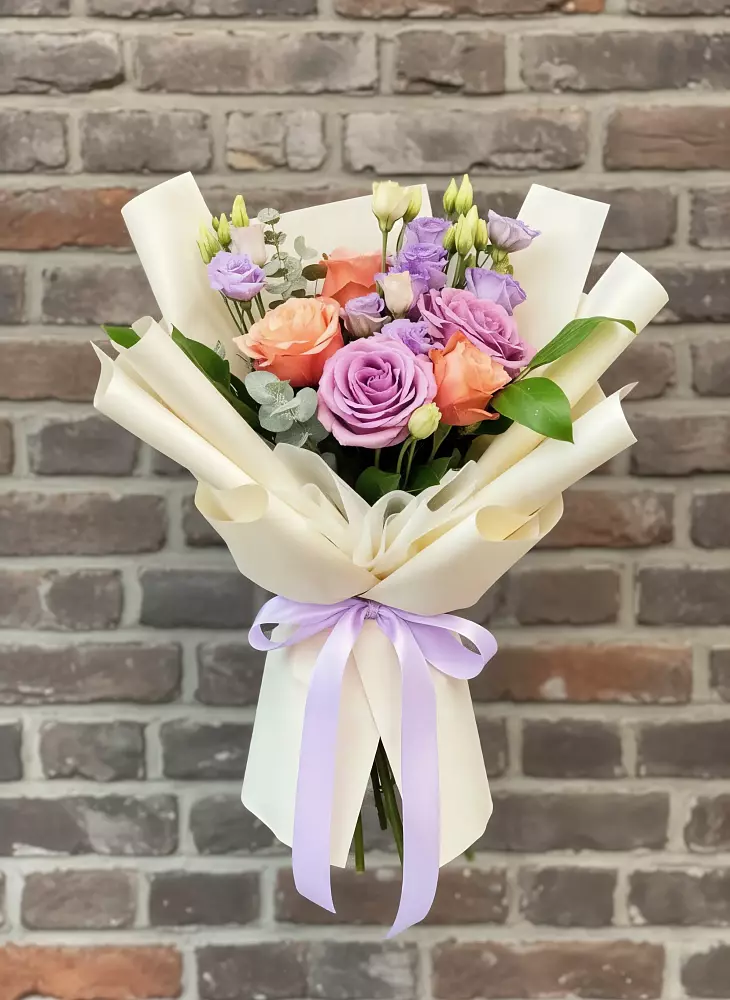 Букет цветов из: Лизиантусы и Розы в Старой Меловой