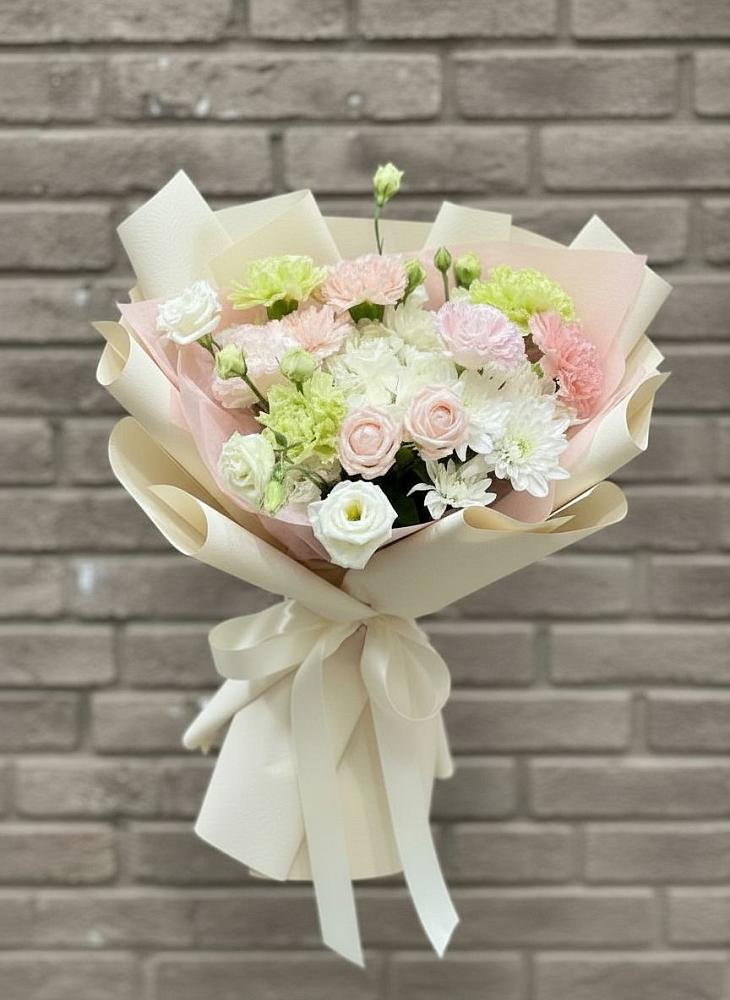 Букет цветов из: Гвоздики, Розы, Лизиантусы и Хризантемы в Старой Меловой