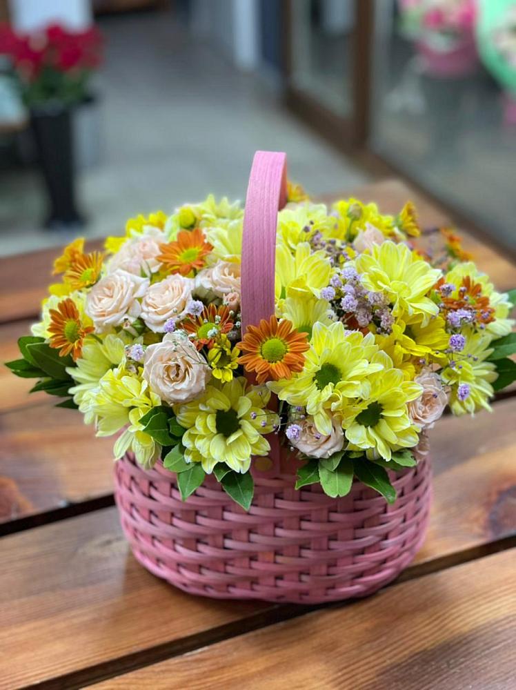 Цветочная композиция из Хризантемы и Розы в корзине в Старой Меловой