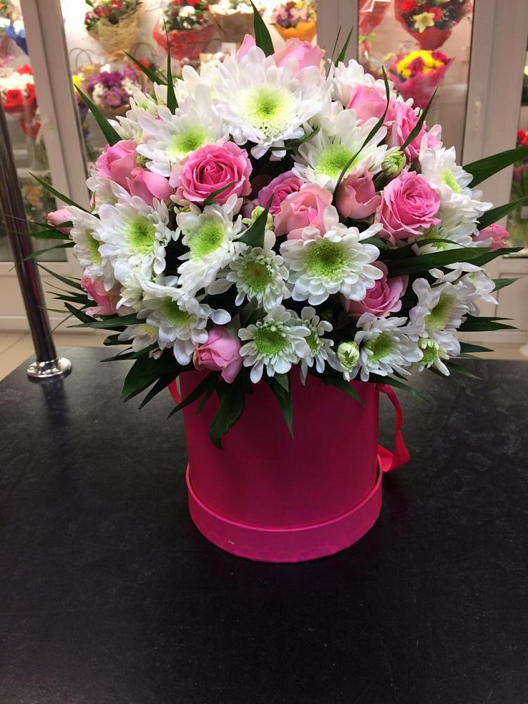 Цветочная композиция из Розы и Хризантемы в шляпной коробке в Старой Меловой