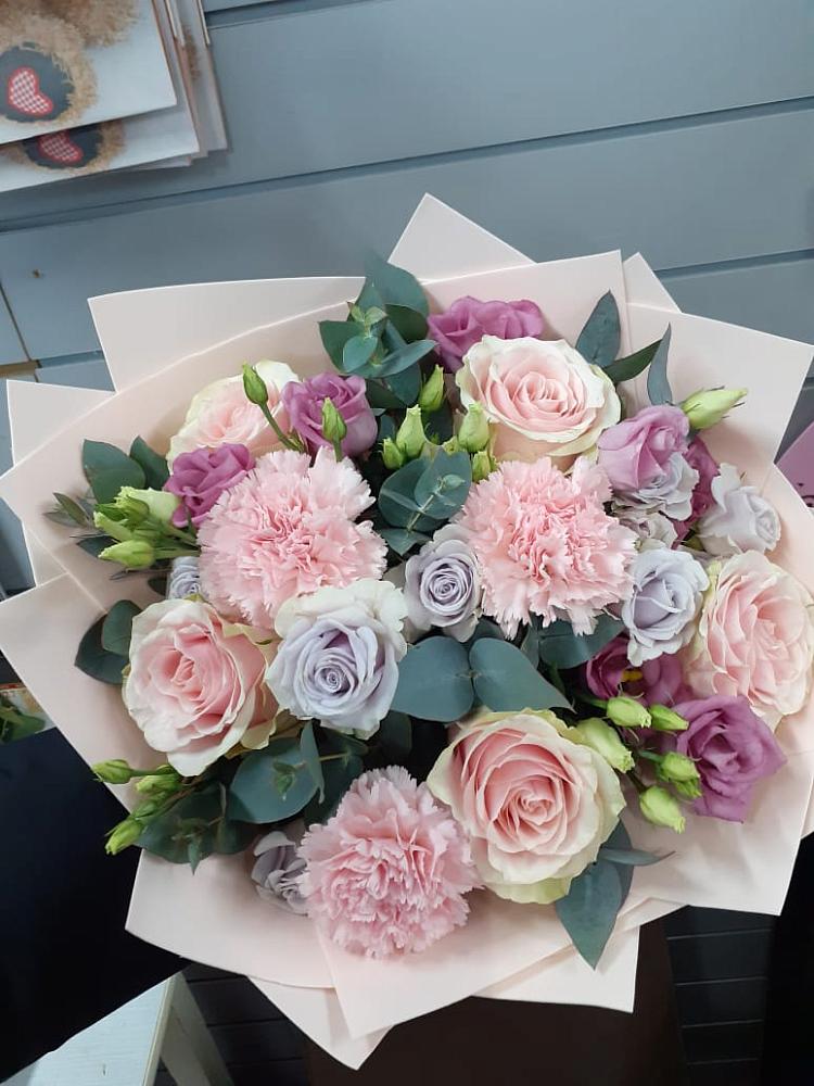 Букет цветов из: Розы, Гвоздики и Лизиантусы в Старой Меловой