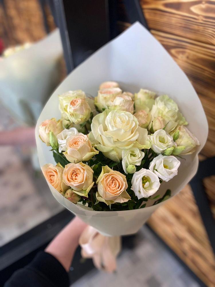 Букет цветов из: Розы и Лизиантусы в Старой Меловой